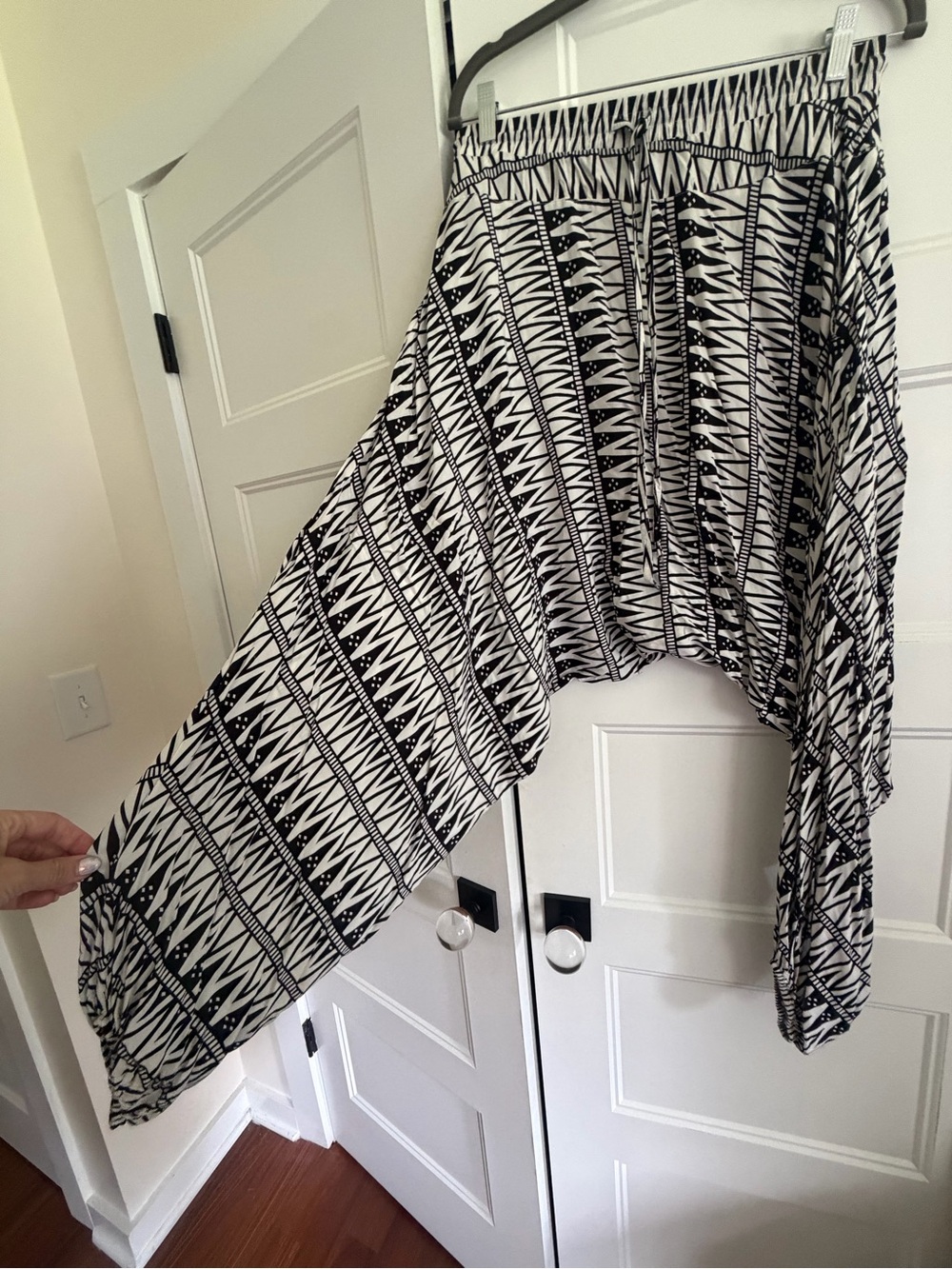 Women's Black & White Patterned Harem Capris